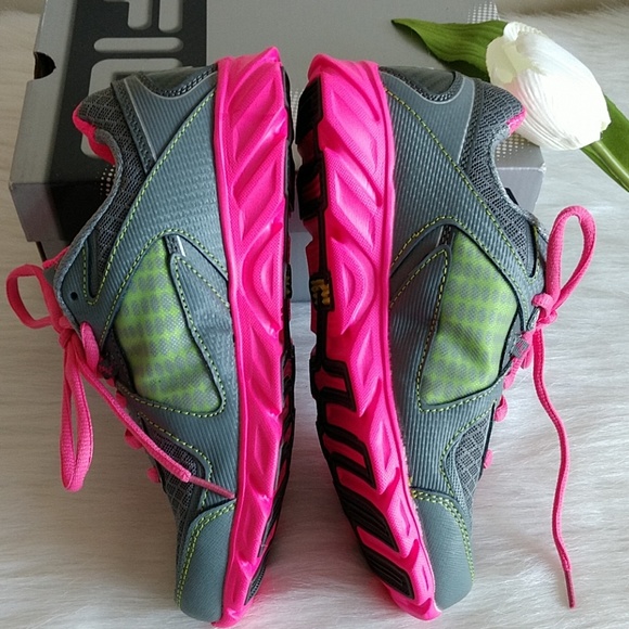 BEAUTIFUL KIDS FILA SHOES SIZE 3.5 M nwt - Picture 2 of 5